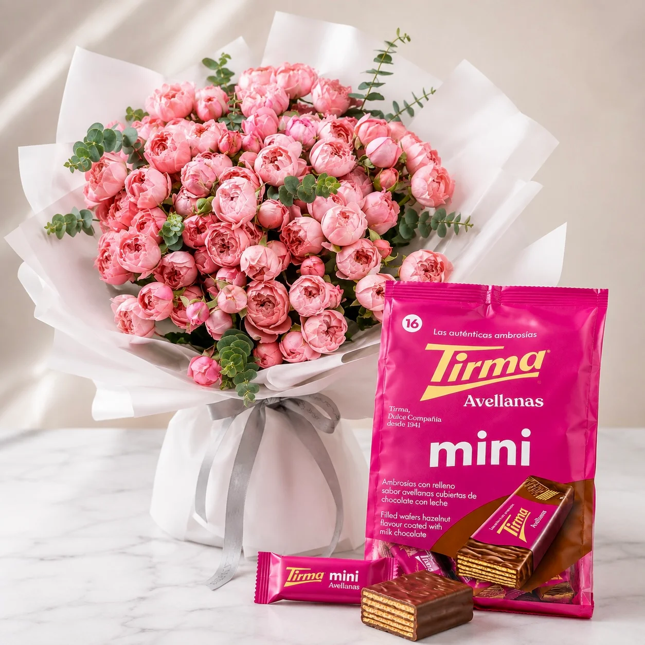 Roses & Chocolate Gift Combo with 21 bombastic roses and hazelnut chocolates